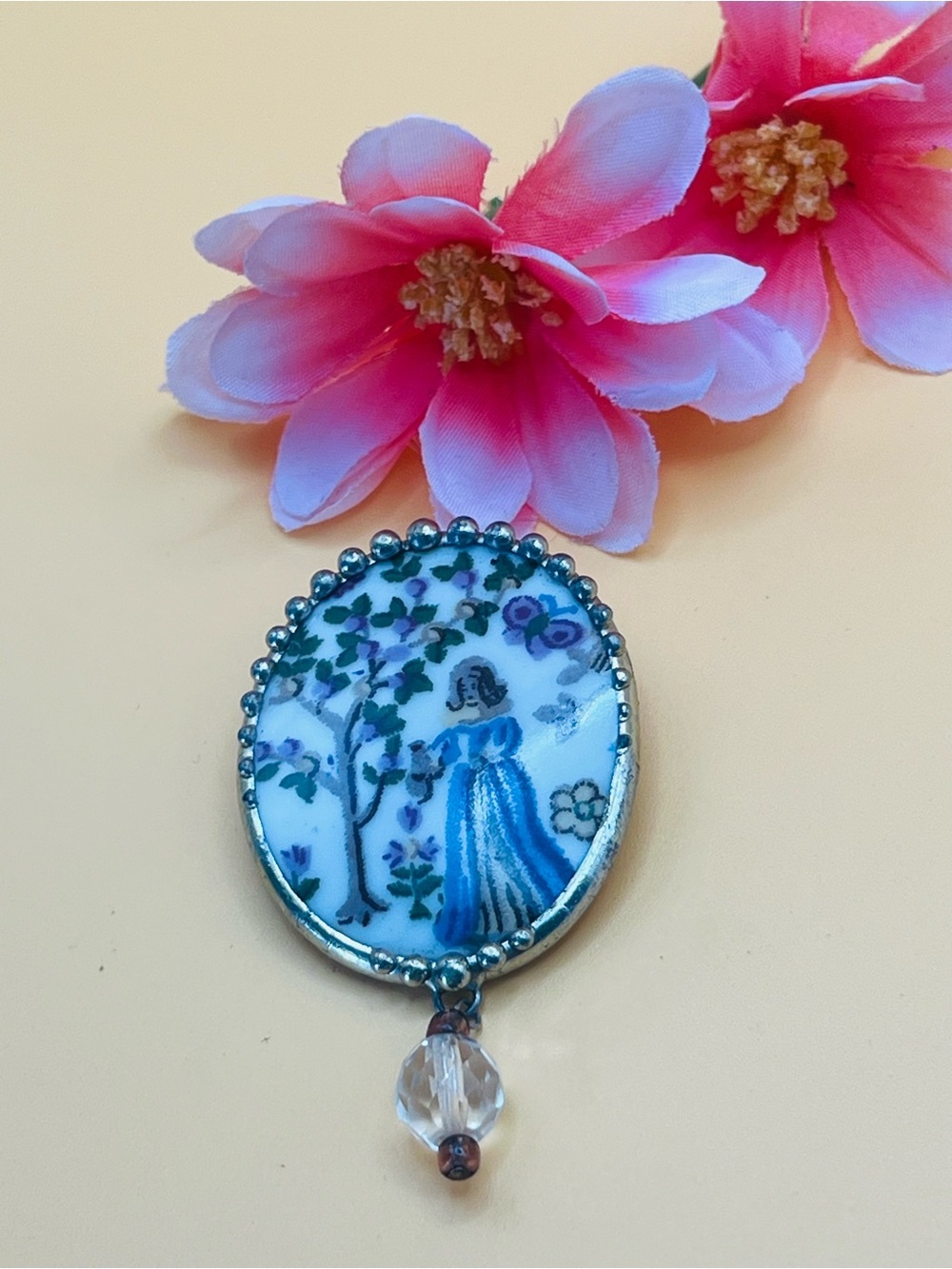 VINTAGE LINDA CARRIGAN "BROKEN CHINA" oval shaped BROOCH /Pendant Signed